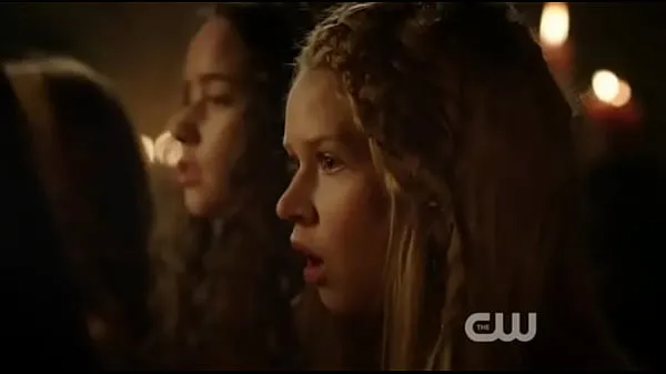 Sıcak Caitlin Stasey masturbate cut-scene from the CW's REIGN harika Videolar