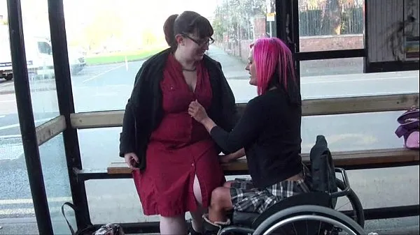 Καυτά Leah Caprice and her lesbian lover flashing at a busstop δροσερά βίντεο
