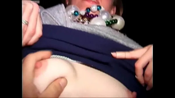 ホットBlonde Flashes Tits And Strangers Touchクールなビデオ