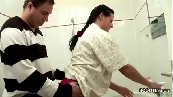 Il figliastro tedesco ha catturato la mamma in bagno e si è sedotta a scopareVideo interessanti