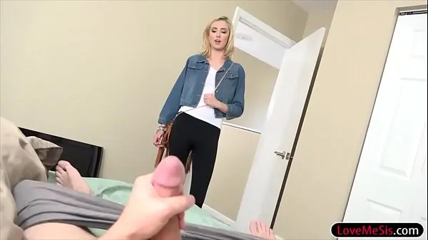 Un stepis blond serré cloué dans de nombreuses poses vidéos sympas