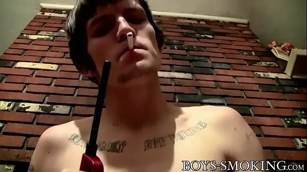 Sıcak Tattooed twink Lex smokes and tugs solo harika Videolar