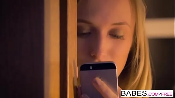 Babes - (Aislin, Vicky Love) - Trovato sul suo telefonoVideo interessanti