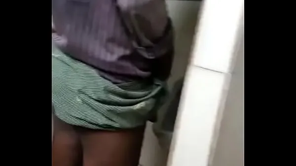 हॉट pissing and holding cock of desi gay labour in lungi बेहतरीन वीडियो