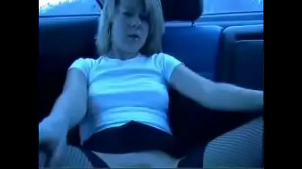 Horny wife playing in the car Video sejuk panas