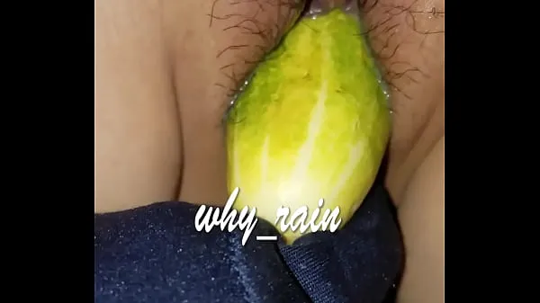 Vroči Letting the of a prostitute eat cucumber kul videoposnetki