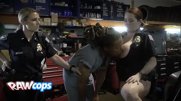 Vroči Rasta mechanic tunes up some female cops kul videoposnetki