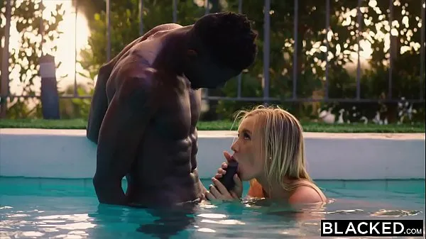 BLACKED: Hot Blonde baise secrètement le copain de sa coloc vidéos sympas