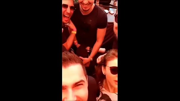 Disfarçando o Boquete no Meio da Festa Grupo de Amigos se Juntaram Pra Tirar Uma Selfie Enquanto a Safada Caia de Boca – Amadores VIDEO COMPLETO vídeos legais