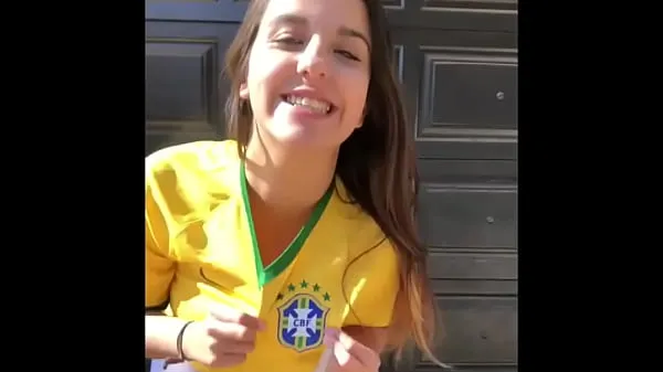 Kuumia Very hot young girl in short shorts wearing the Brazilian national team shirt siistejä videoita