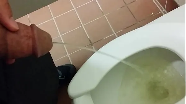 Pissing in another public toilet Video sejuk panas