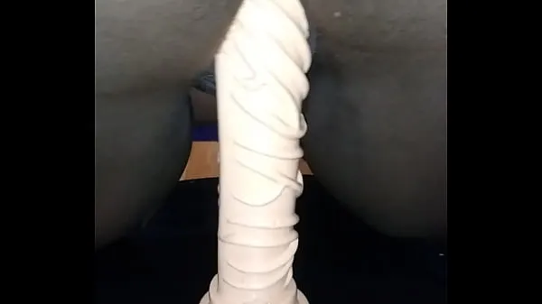 Riding my new huge dildo vídeos legais