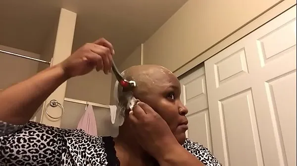 हॉट MILF at home, first time shaving her head smooth bald (BF request बेहतरीन वीडियो