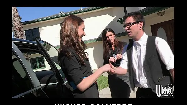 Horúce Pair of sisters bribe their car salesman into a threesome skvelé videá