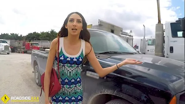 Roadside - Spicy Latina fode um pau grande para libertar seu carro vídeos legais