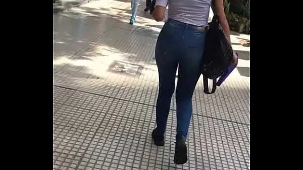 Kuumia Big ass brunette in jeans siistejä videoita