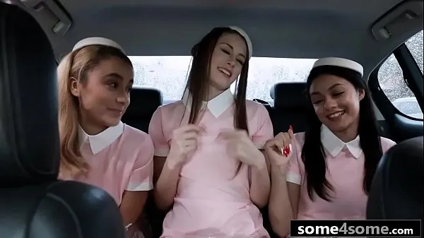 Vroči Lucky Rich Guy Fucks 3 Hot Flight Attendants - Venus Valkyrie, Serena Santos, Kyler Quinn kul videoposnetki