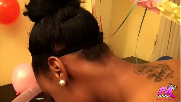 Heiße Ebony Petite Teen feiert ihren 18. Geburtstag mit zwei Schwänzen für sichcoole Videos