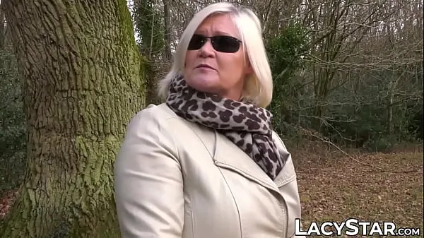 Une grand-mère blonde séduit une superbe fille dans le sexe lesbien vidéos sympas