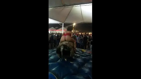Populaire b. teaches thong in mechanical bull coole video's