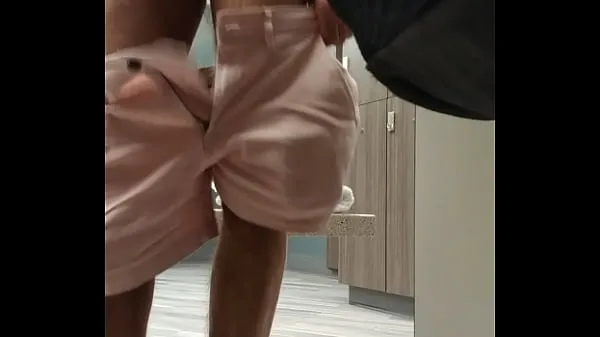 Žhavá into yoga clothes in the locker room skvělá videa