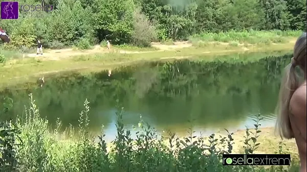 Escândalo público em um lago de banho. Extremamente Bukkake, Gagging and Vomit Deepthroats, Mouth Pissing e Mass Mouths insermations para uma loira! Capítulo 3 vídeos legais