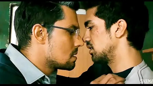 Video hot smooch gay dell'attore di Race 3 Saqib SalimVideo interessanti