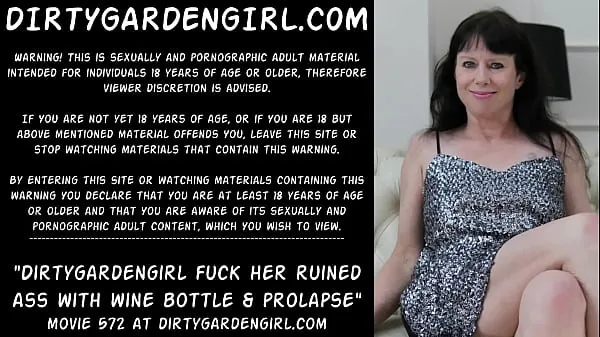 Menő Dirtygardengirl fucking her ruined ass with two wine bottles big and bigger. Then prolapse menő videók