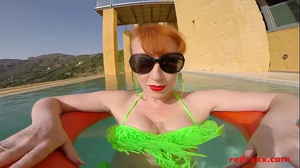 Horúce Sexy redhead mature RedXXX poolside blowjob skvelé videá