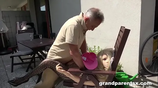 Bizzare Old Guy scopa una bambola di plasticaVideo interessanti