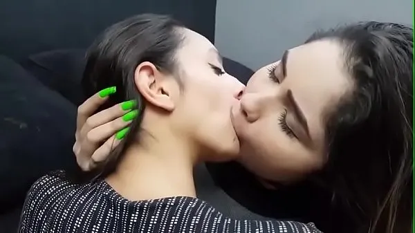 Gorące Lesbian kissing fajne filmy