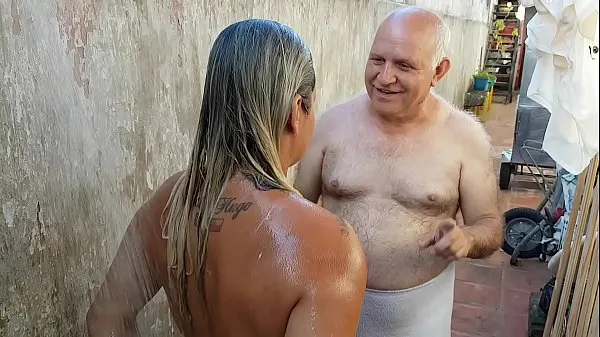 Hot Grandpa bathing the young girl he met on the beach !!! Paty Butt - Old Grandpa - El Toro De Oro cool Videos