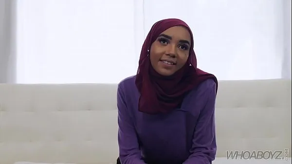 Pequeña hijab es follada y cubierta de semenvídeos interesantes