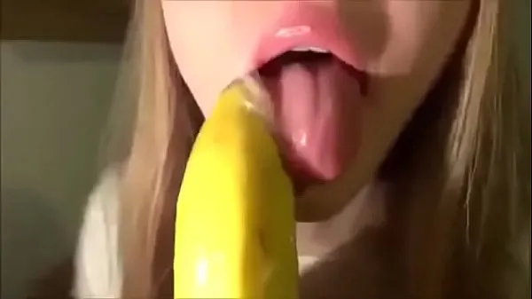 Cute Girl Sucking a Banana with Condom Video thú vị hấp dẫn