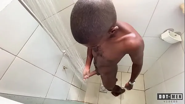 热Roludo black guy taking a shower酷视频