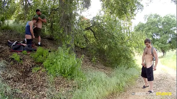 Dacotah Red pris en train de souffler Johnny Hill dans un parc public vidéos sympas