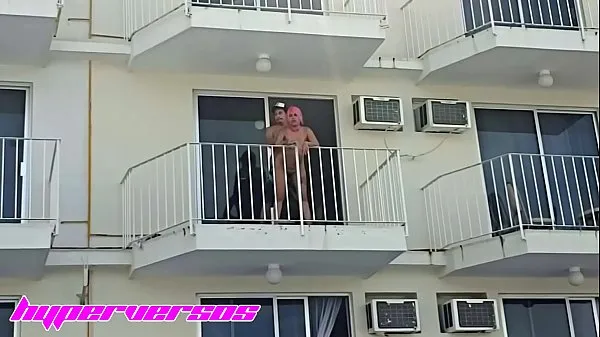 Hot couple starts to fuck on the balcony of the hotel in Acapulco, the waitress notices it and doesn't say anything to them Video sejuk panas