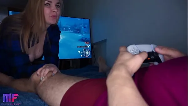 Vroči Sucked a hard cock so he let me play PS5 kul videoposnetki