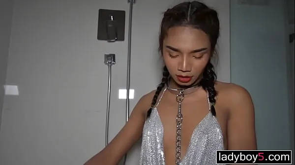 Jeune trans asiatique de Thaïlande implorant de la pisse et du sperme sous la douche vidéos sympas