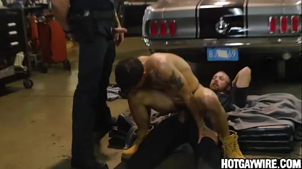 Vroči Two officers arrest a guy then fuck him (part 3) - gay porn kul videoposnetki