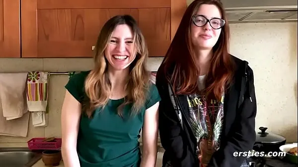 Les lesbiennes mignonnes Felicia et Lina aiment se frotter dans la chambre vidéos sympas