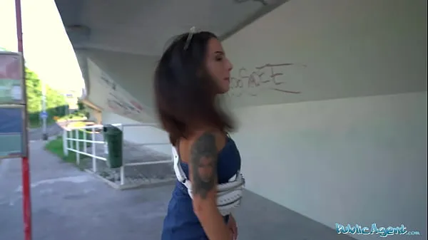 Heiße Public Agent Sexy as Fuck Spanische dicke Titten und Arsch von Gleisen geficktcoole Videos