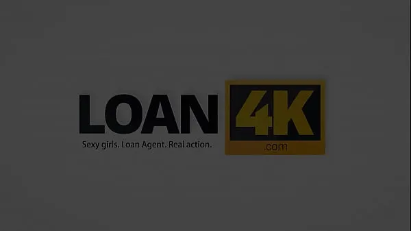 LOAN4K. Empleado de banco ansioso por ver las enormes tetas falsas de sus clientesvídeos interesantes