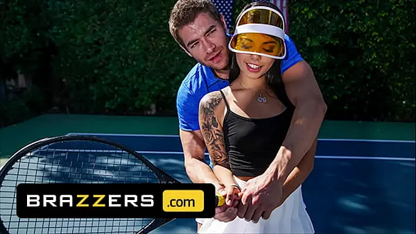 Xander Corvus) Massages (Gina Valentinas) Foot To Ease Her Pain They End Up Fucking - Brazzers vídeos legais