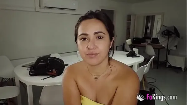 Andrea, Latina, quer uma FODA SELVAGEM com um pau profissional vídeos legais