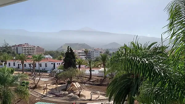 Une femme infidèle baise sur le balcon de l'hôtel à Tenerife vidéos sympas