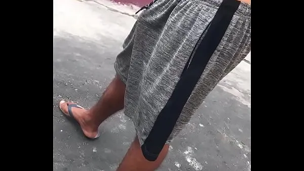 Bite de bambou en short sans sous-vêtements vidéos sympas