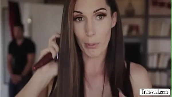 Kuumia Stepson bangs the ass of her trans stepmom siistejä videoita