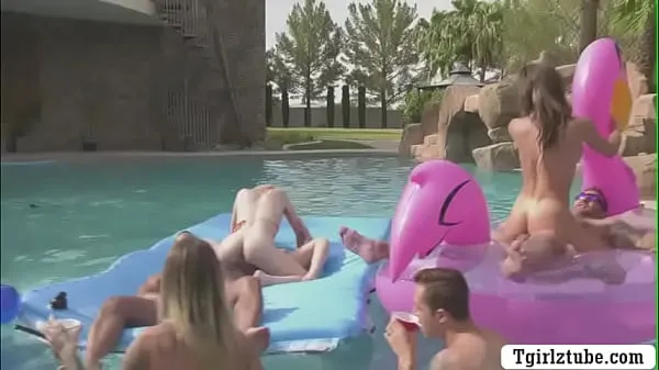 Transsexuelles aux gros seins profitent de leur orgie dans la piscine vidéos sympas