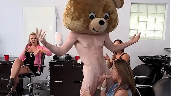 Horúce DANCINGBEAR - Interracial Crew Of Cock Hungry Whores Eating Male Strippers Alive skvelé videá